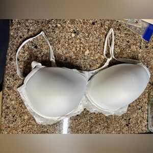 Victoria’s Secret 36DDD white lace bra no size or brand tag used as shown